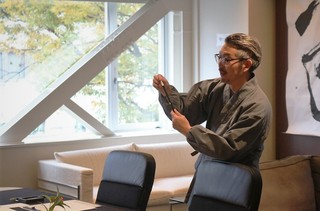 神郡さん解説中イメージ (3).jpg